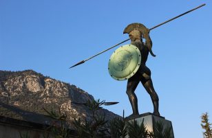 Antichi soldati greci armati di piccolo scudo e lancia: ecco chi erano i peltasti