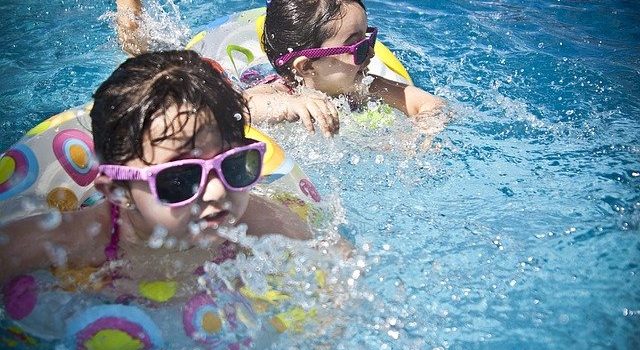 Corsi piscina bambini: a quanti anni possono iniziare? Cosa c’è da sapere?