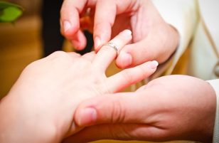 Guida all’Acquisto dell’Anello di Fidanzamento Perfetto: Consigli e Considerazioni