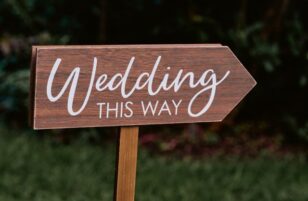 Cartelli per il matrimonio: guida a materiali, font e posizionamento per orientare gli ospiti con eleganza