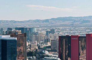 Las Vegas per amanti dell’outdoor: cosa vedere fuori dallo Strip tra canyon rossi, oasi e Hoover Dam