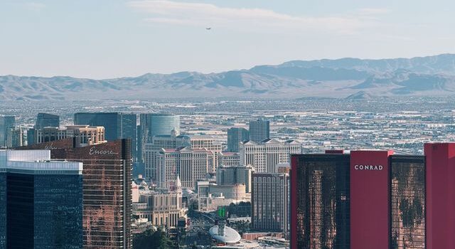 Las Vegas per amanti dell’outdoor: cosa vedere fuori dallo Strip tra canyon rossi, oasi e Hoover Dam